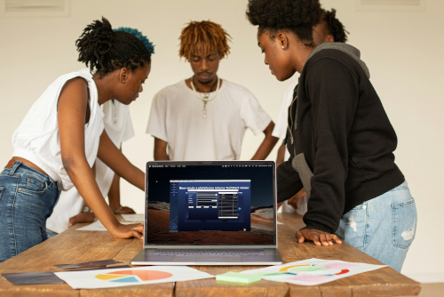 Equipe da TechStart Júnior em reunião.