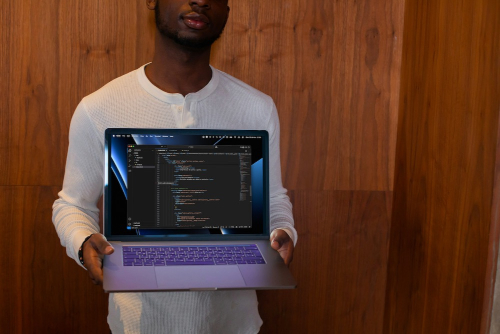 Jovem mostrando seu trabalho.