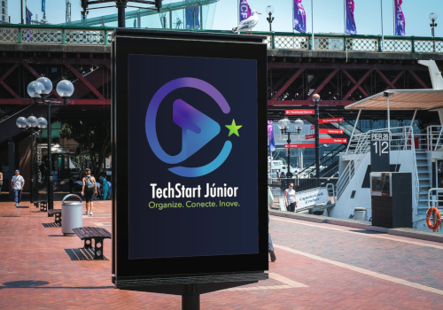 Outdoor com logo da empresa.